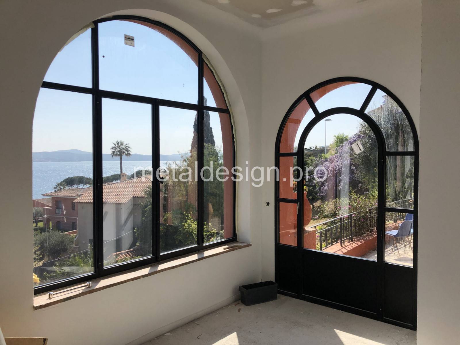 Installation de baie vitrée en acier haut de gamme luxe Bormes-les-Mimosas dans le Var