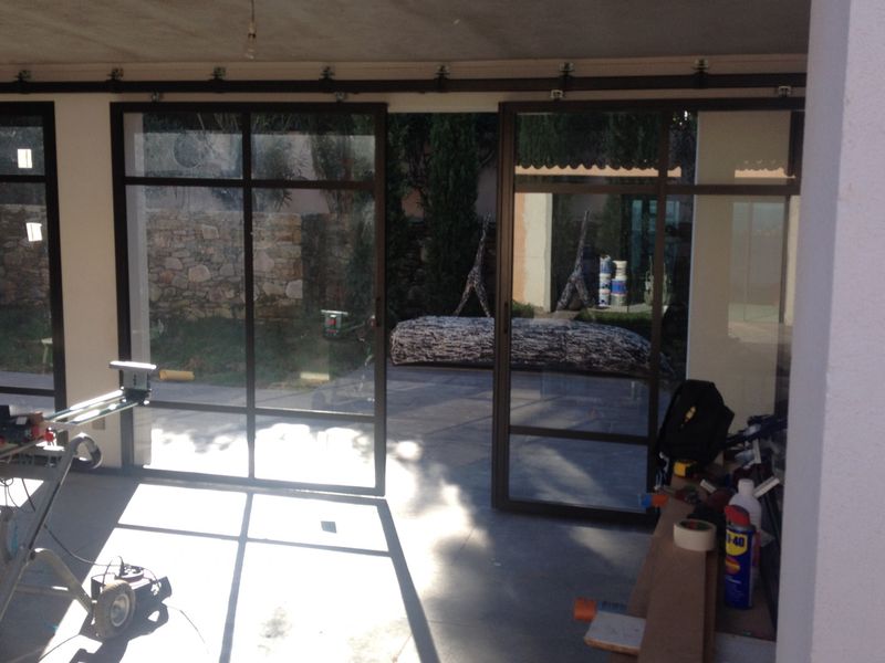 Porte coulissante suspendue sans rail