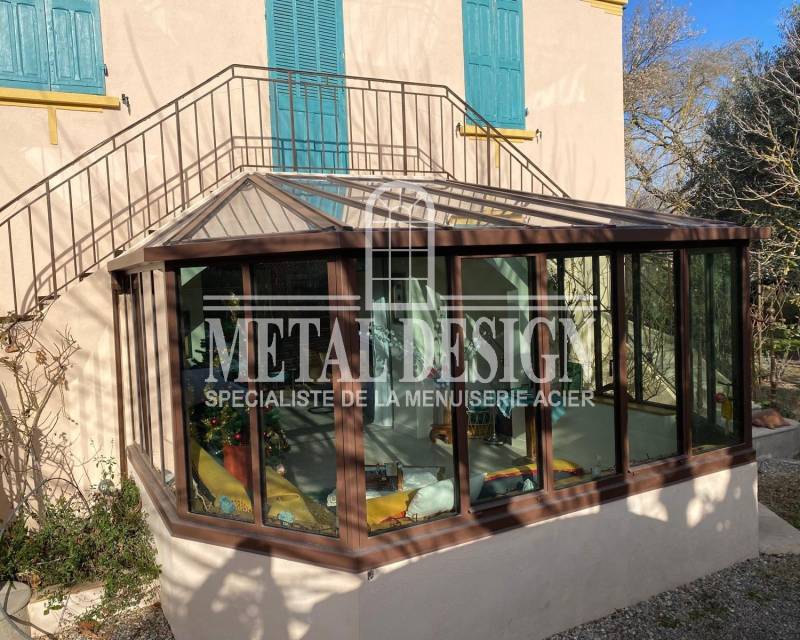 Véranda couleur rouille avec toiture vitrée à Gordes Lubéron