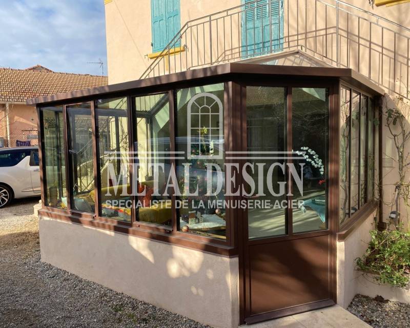 Véranda couleur rouille avec toiture vitrée à Gordes Lubéron