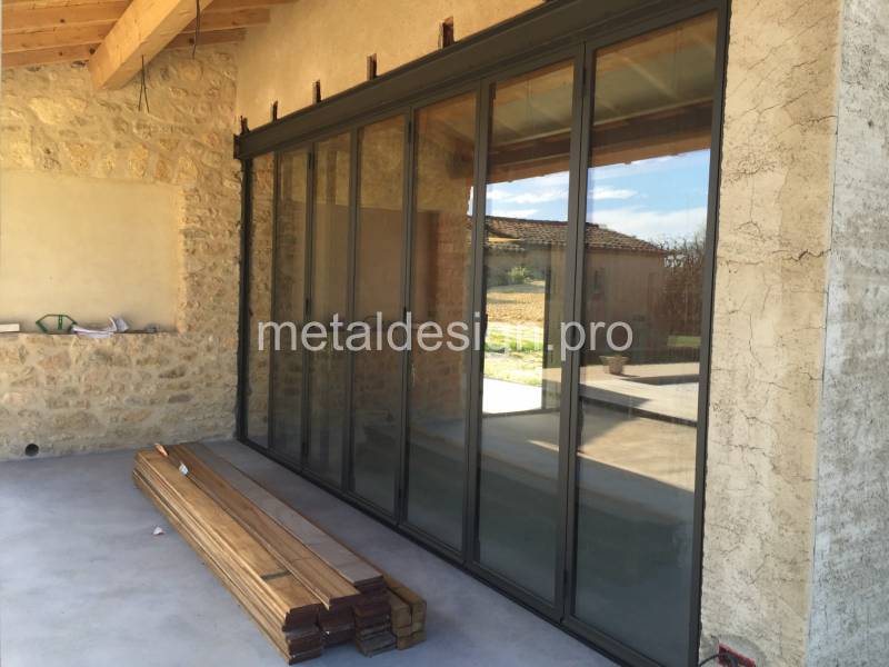 Pool house avec ouverture accordéon en acier sur mesure.