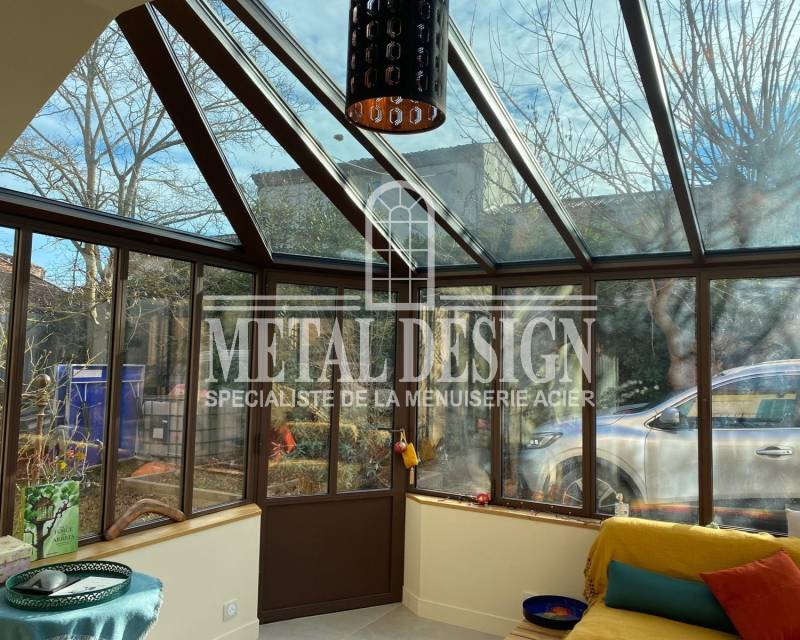 Véranda couleur rouille avec toiture vitrée à Gordes Lubéron