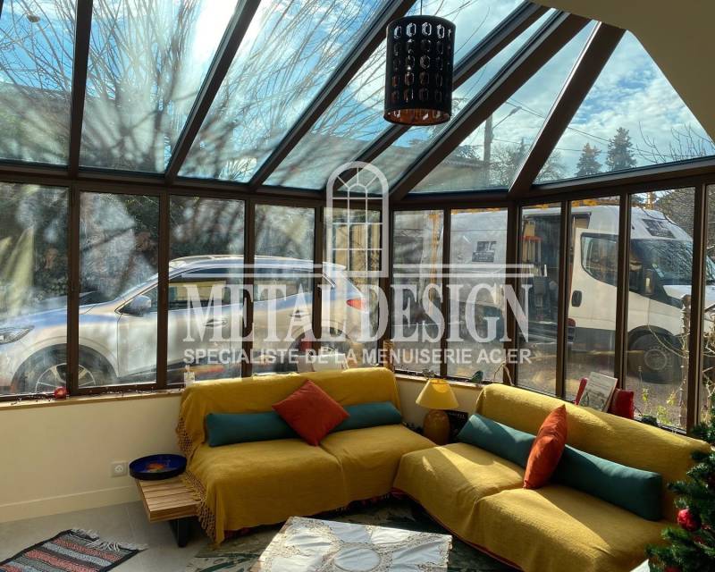 Véranda couleur rouille avec toiture vitrée à Gordes Lubéron