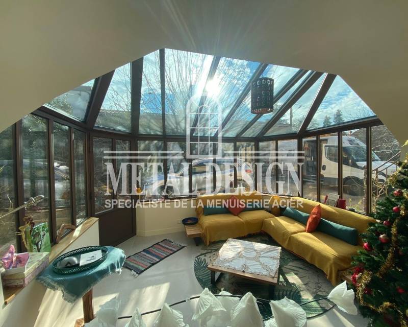 Véranda couleur rouille avec toiture vitrée à Gordes Lubéron