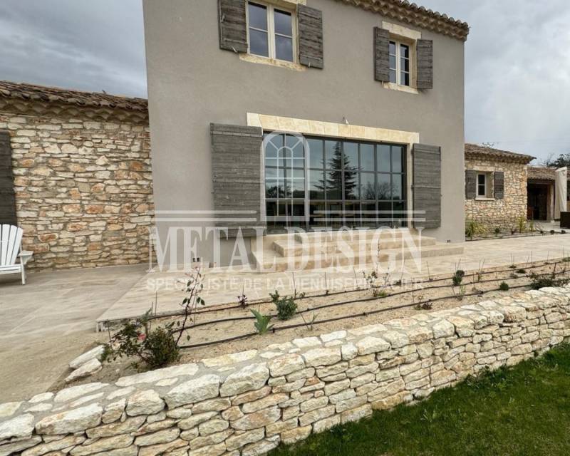 Porte fenêtre en acier à petits carreaux posée à Bonnieux (84)