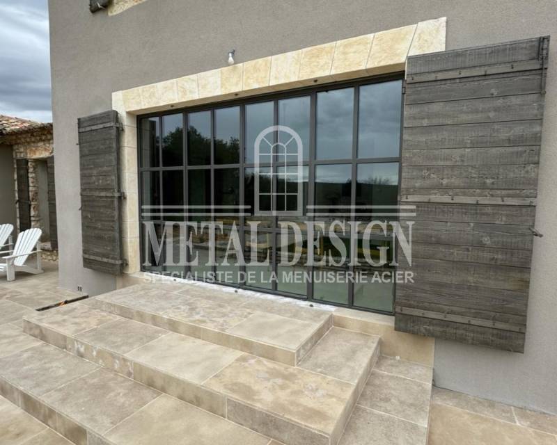 Porte fenêtre en acier à petits carreaux posée à Bonnieux (84)