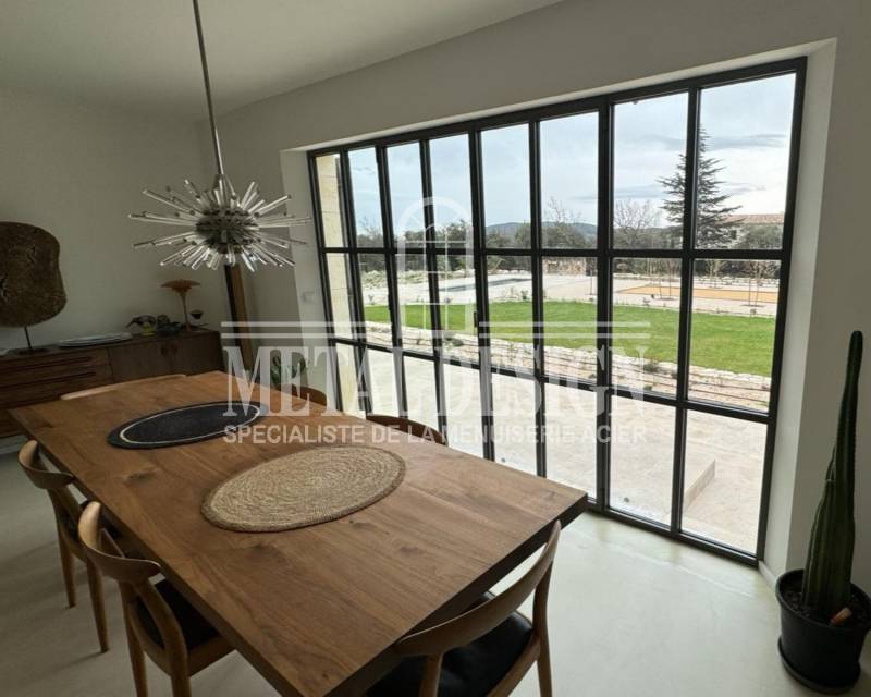 Porte fenêtre en acier à petits carreaux posée à Bonnieux (84)