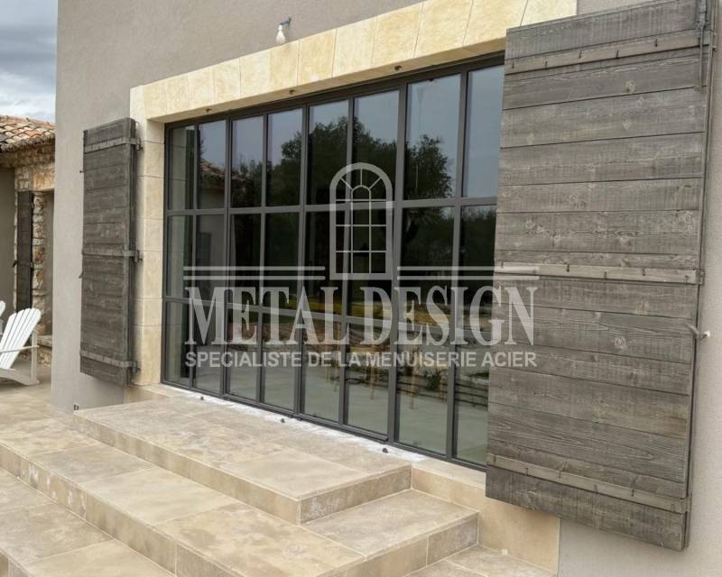 Porte fenêtre en acier à petits carreaux posée à Bonnieux (84)