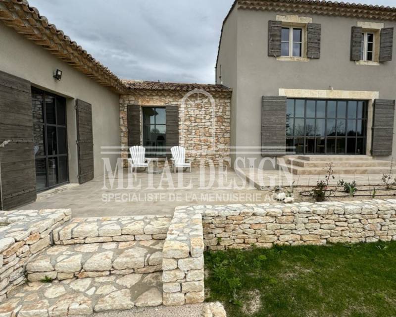 Porte fenêtre en acier à petits carreaux posée à Bonnieux (84)