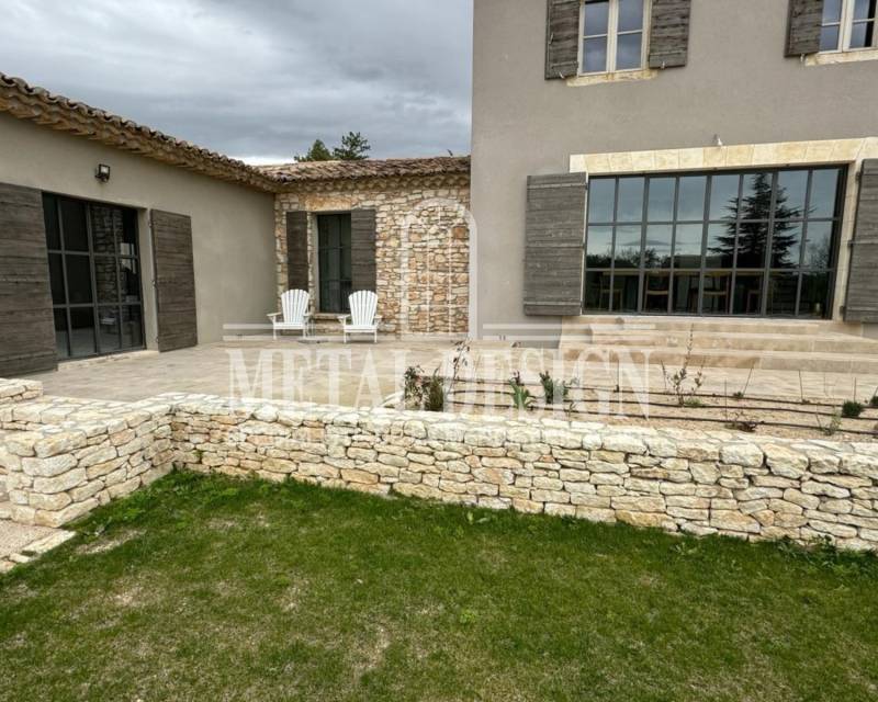 Porte fenêtre en acier à petits carreaux posée à Bonnieux (84)