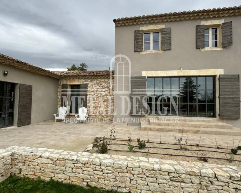 Porte fenêtre en acier à petits carreaux posée à Bonnieux (84)