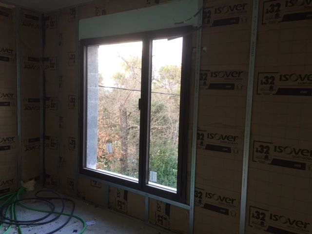 Pose d'une fenetre 2 vantaux inégaux à eguilles