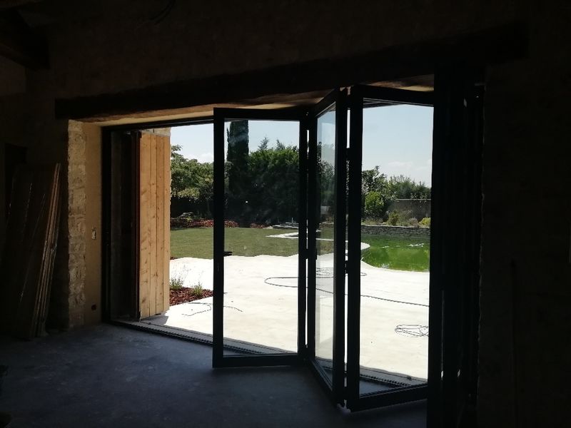 Ouverture partielle d'une porte repliable à saumane de vaucluse