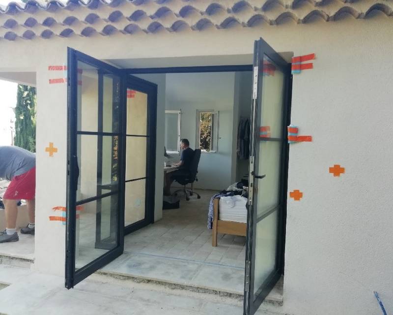 Porte acier ouverture vers l'exterieur à Bonnieux