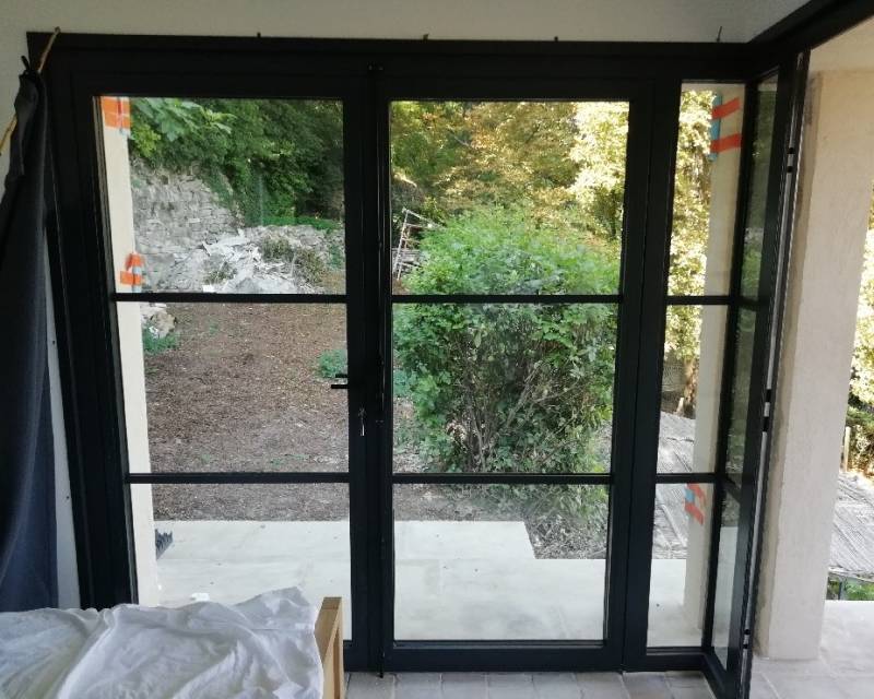 Pose porte acier avec plats collés à Bonnieux 84