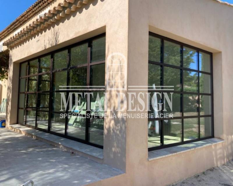 Baie vitrée style atelier en acier à rupture de pont thermique