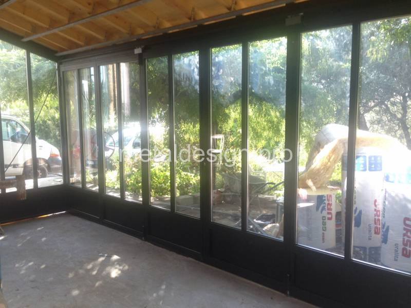 Transformation d'une terrasse en pièce à vivre en posant une véranda proche de Salon-de-Provence
