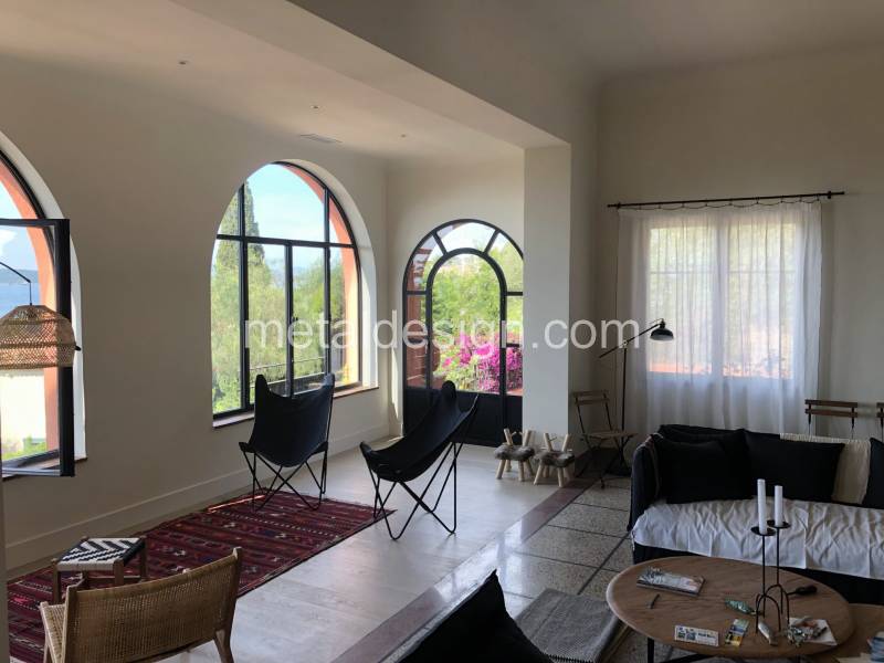 Installation de fenêtre en arc de cercle sur le la Côte d'Azur