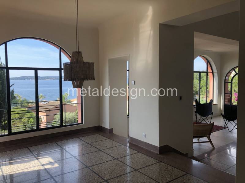 Belle fenêtre cintrée sur mesure en bord de mer sur la côte d'Azur