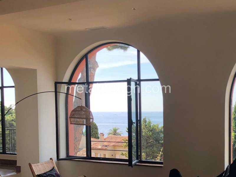 Grande fenêtre cintrée avec vue sur la mer