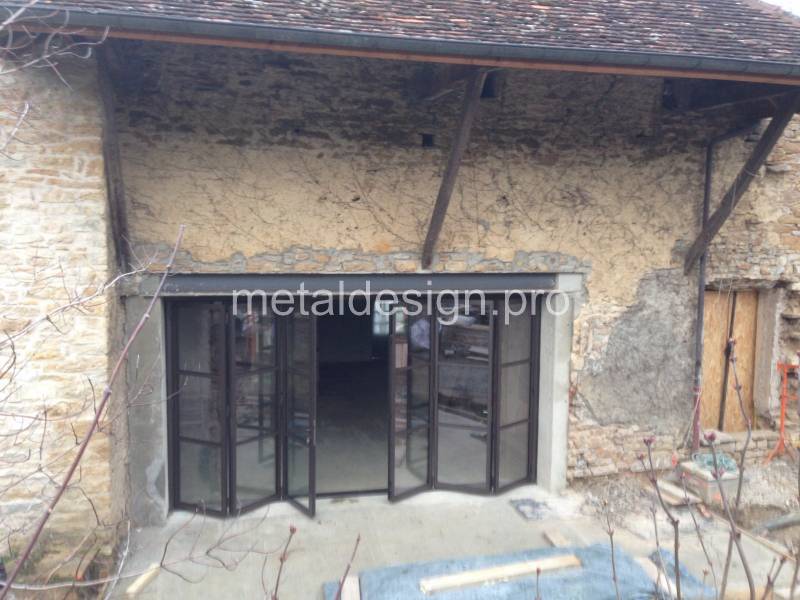 Fabrication d'une verrière accordéon en acier sur mesure dans le Jura
