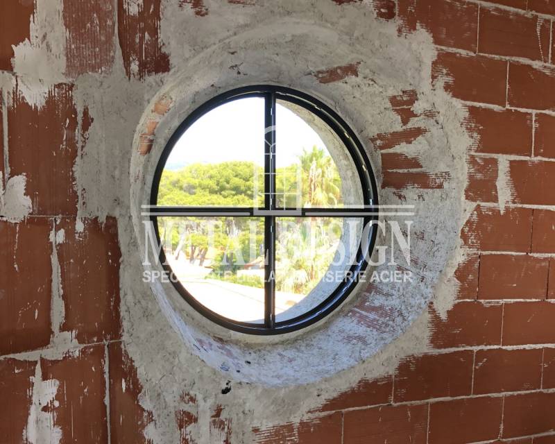 Fenêtre ronde avec petit bois à Grimmaud