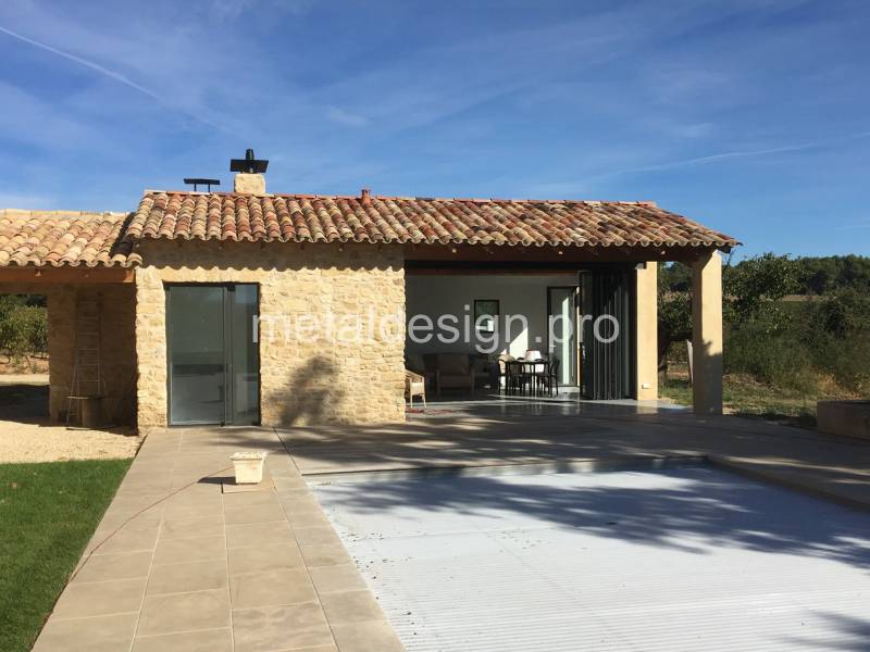 Pool house avec menuiseries acier