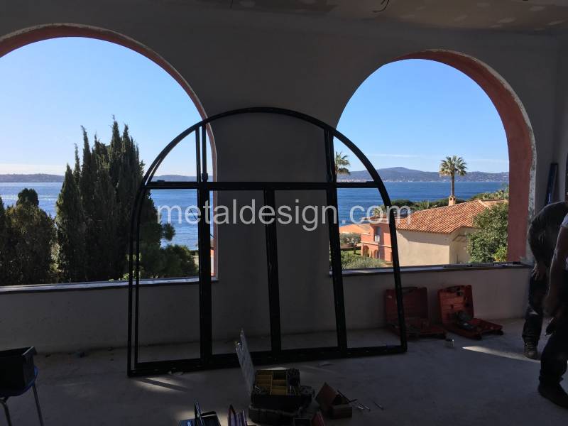 Fabricant de fenêtre cintrée sur mesure en acier inoxidable en Provence