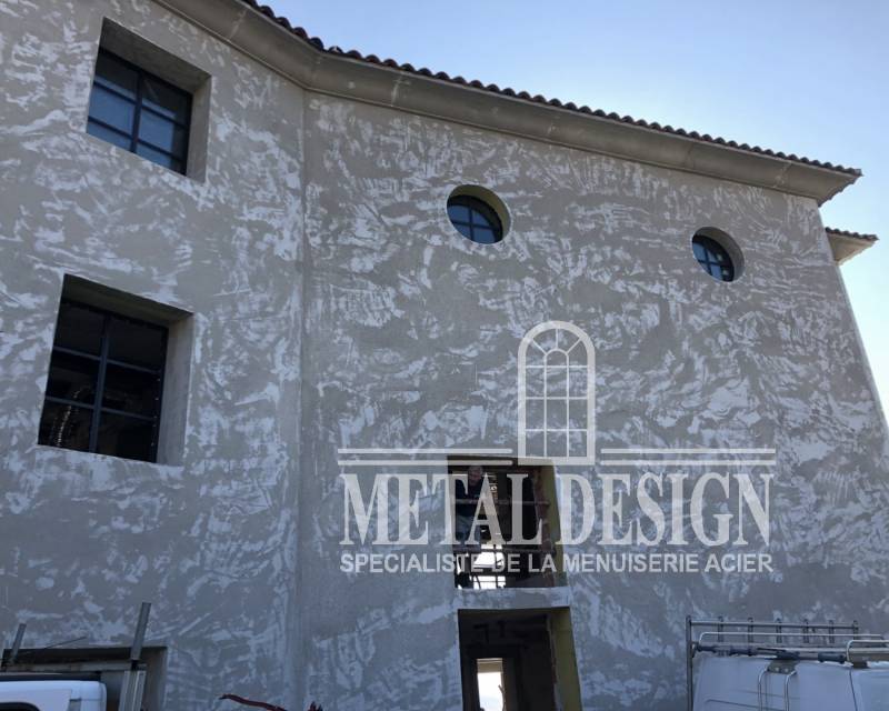 Fenêtre en oeil de boeuf à Grimmaud