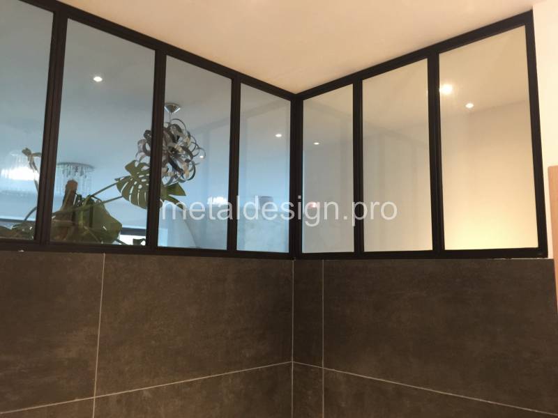 Réalisation d'une verrière intérieur d'angle en acier pour salle d'eau à GRANS 13