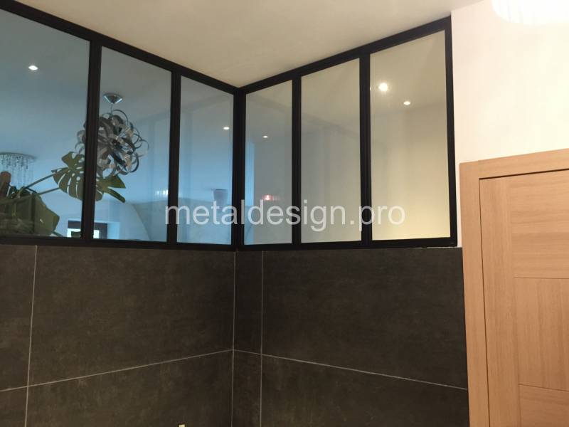 Réalisation d'une verrière intérieur d'angle en acier pour salle d'eau à GRANS 13