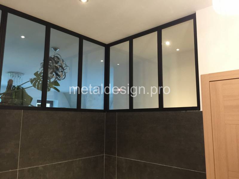 Réalisation d'une verrière intérieur d'angle en acier pour salle d'eau à GRANS 13