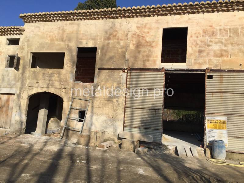 Rénovation d'une grange Provençale avec menuiserie métallique sur mesure dans les Alpilles