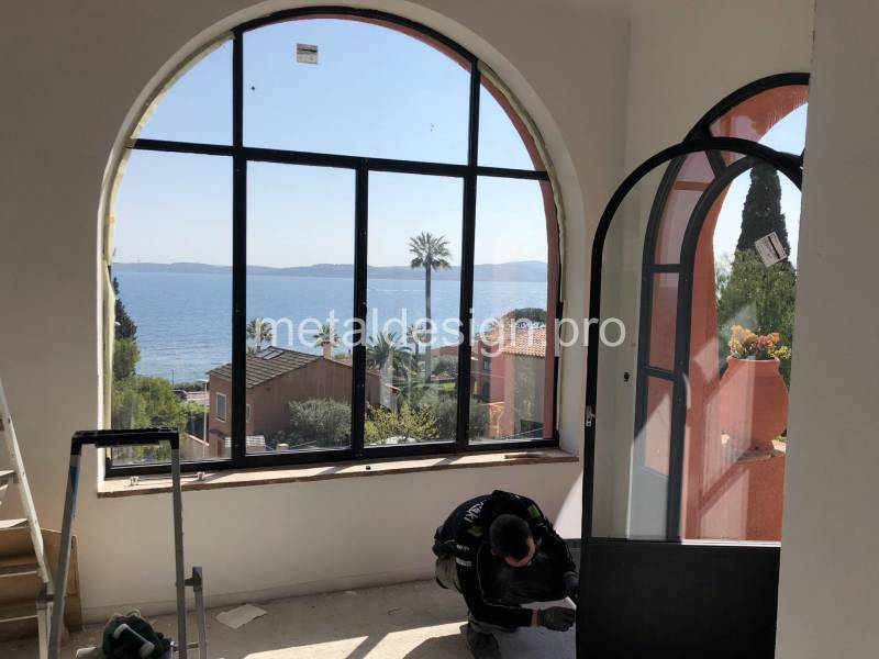 Menuiseries acier cintrées