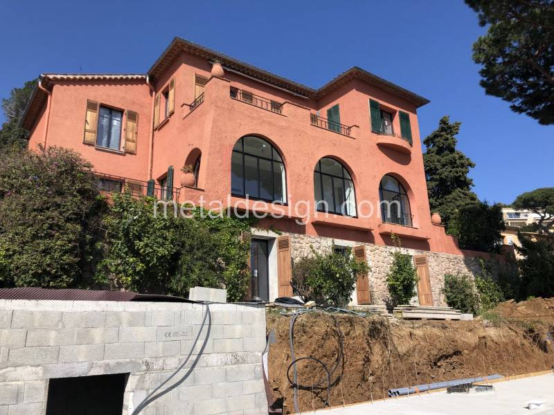 Installation de fenêtre plein cintre en acier sur la Côte Bleue