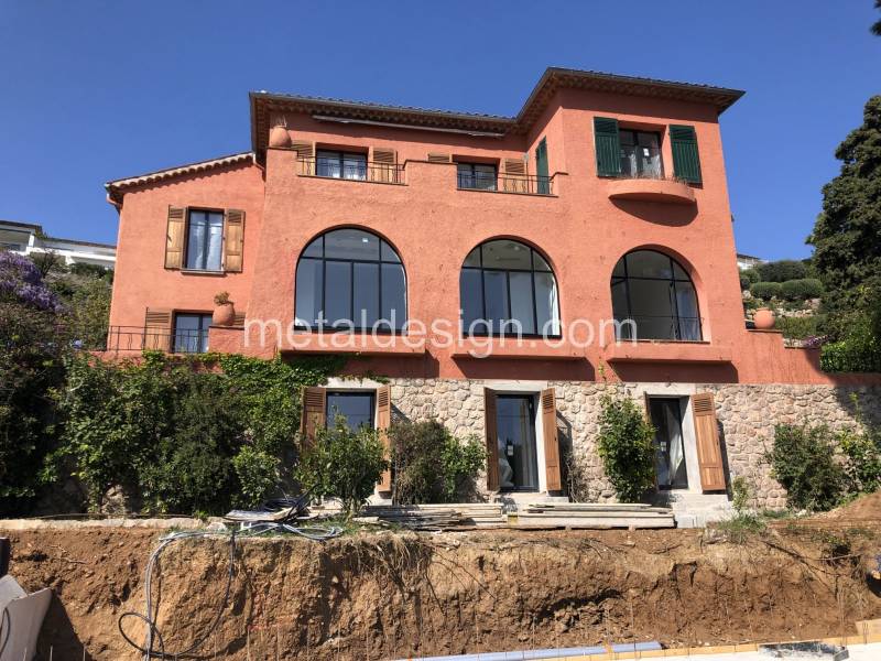 Maison de bord de mer avec fenêtre acier sur mesure