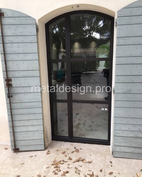 Rénovation de porte fenêtre en acier sur mesure au Village de Pont-Royal 13