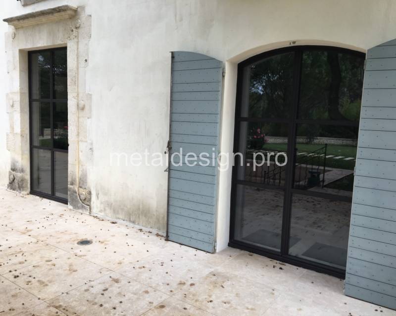 Rénovation de porte fenêtre en acier sur mesure au Village de Pont-Royal 13