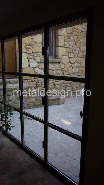 Porte dans cloison vitrée