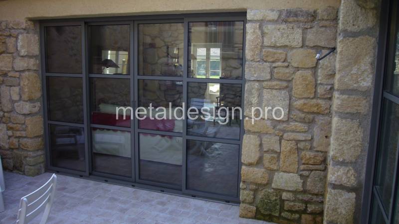 Baie vitrée avec deux fixes et deux portes coulissantes pour pation dans le sud de la France