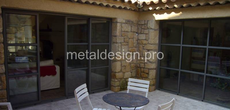 Baie vitrée pour patio ensoleillé dans les Bouches du Rhône