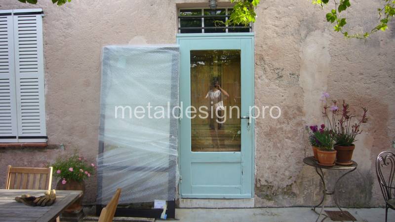Dépose d'une vieille porte vitrée en bois pour remplacer par porte métallique