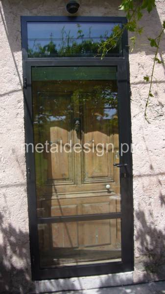 Installation d'une porte acier vitrée pour rénovation d'une entrée de maison provençale