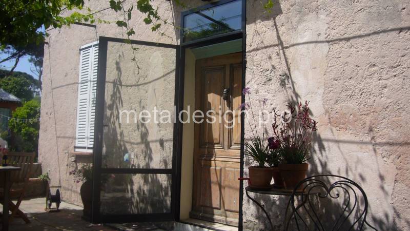 Pose d'une contre porte vitrée en acier dans maison provençale
