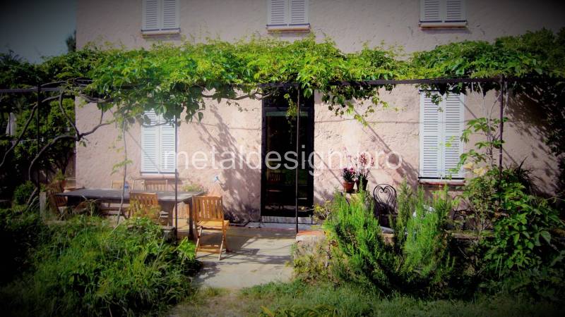 Rénovation dans maison provençale d'une porte vitrée en acier sur mesure