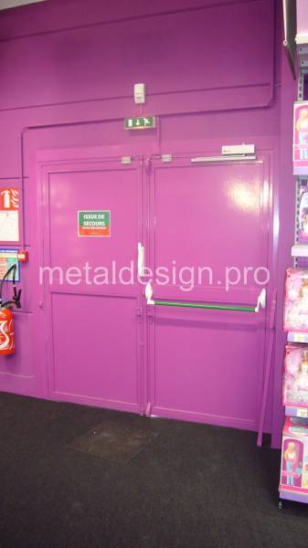 Fabrication sur mesure d'une porte de secours rose dans le Var
