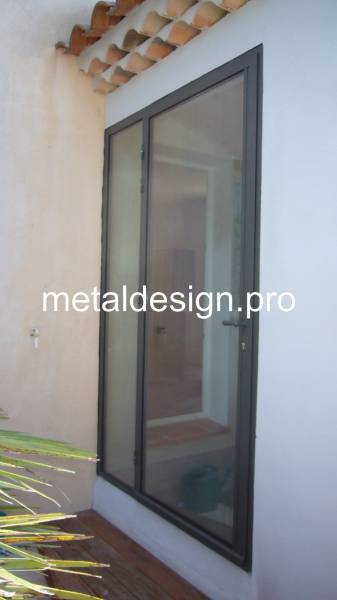 Grande ouverture en acier et verre avec ouverture à l'anglaise proche d'Aix en Provence