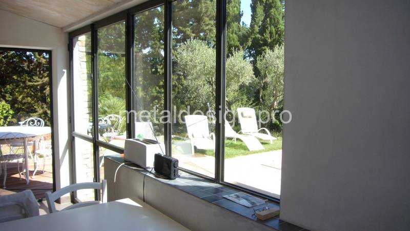 Fabrication et pose d'une baie vitrée sur mesure pour cuisine d'été à Célonie