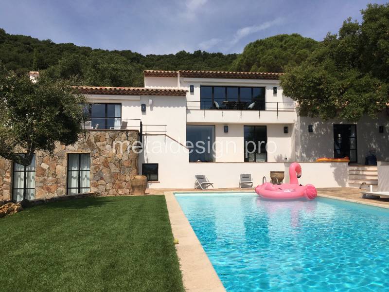 Fabrication et installation de fenêtre en acier en bord de mer