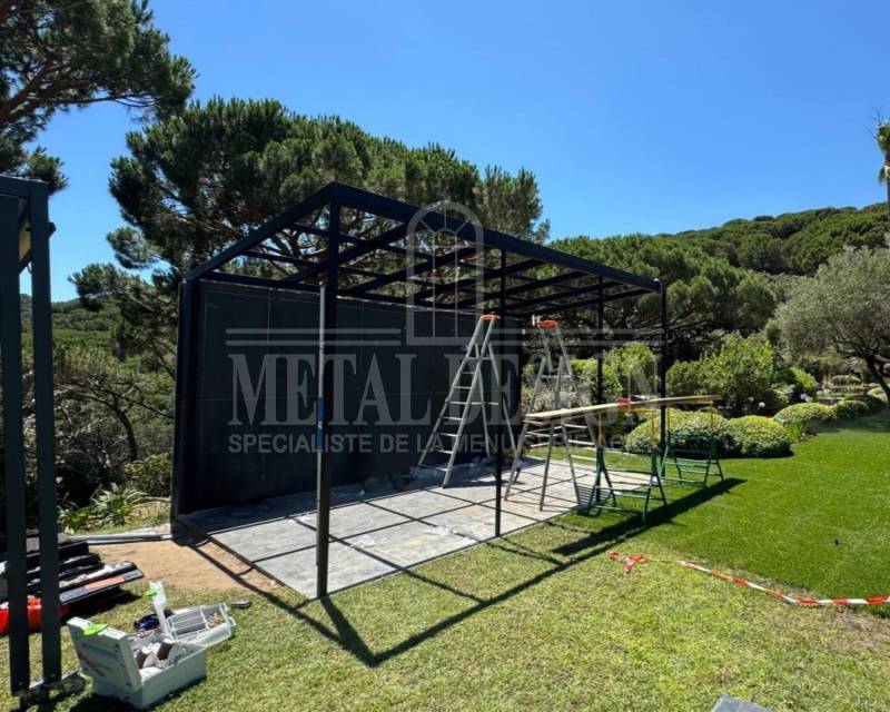 Véranda extérieure non isolée en acier à Ramatuelle proche de Grimaud